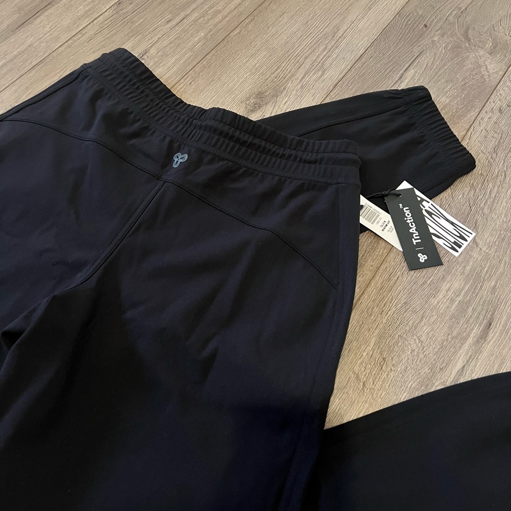 Aritzia TnaSLICK Warm-Up Jogger - Small - Black
